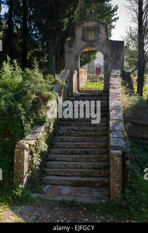 Scale in pietra di San Nikolaos Petra Chiesa formare scala verso il cielo nel borgo antico di PALIÀ PERITHIA - Palea Perithea, Corfù, , G Foto Stock