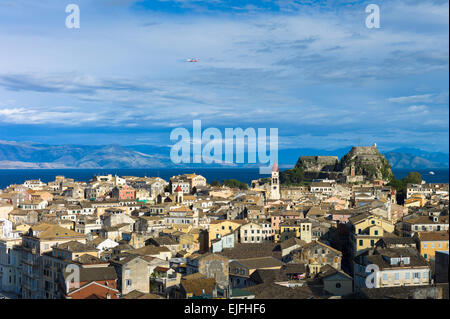 Panorama di Corfu, citta di Corfu con Old Fort, il Paleo Frourio in Corfu, Isole Ionie, Grecia Foto Stock