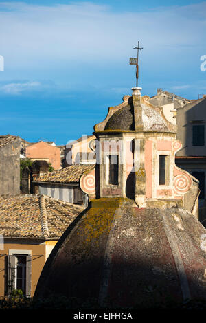 Cupola della chiesa della storica chiesa cattolica della Beata Vergine di Carmel-Tenedo tra tetti in Kerkyra, citta di Corfu, Grecia Foto Stock