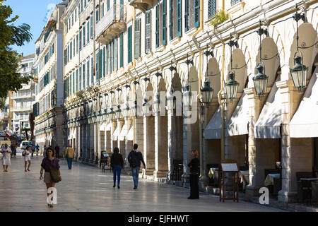 Persone che passeggiano lungo i portici di Liston presso la Spianada in Kerkyra, citta di Corfu, Grecia Foto Stock