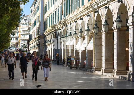 Persone che passeggiano lungo i portici di Liston presso la Spianada in Kerkyra, citta di Corfu, Grecia Foto Stock