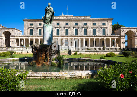 Palazzo di San Michele e San Giorgio, il Museo di Arte Asiatica, statua Sir Frederick Adam, Alto Commissario britannico, Corfu, Corfù a Foto Stock