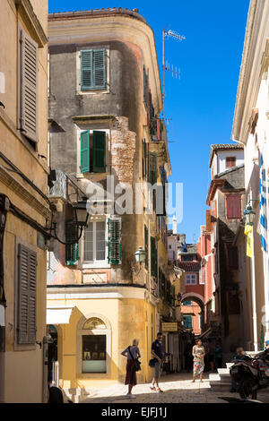 I turisti in scena di strada dalla chiesa di San Spiridione in Agiou Spiridonos in Kerkyra, citta di Corfu, Grecia Foto Stock