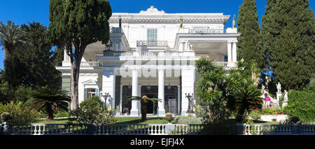 Facciata del palazzo Achilleion, Museo Achilleio, in Corfu, Grecia Foto Stock