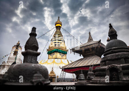 Swayambhunath Stupa a nuvoloso cielo nuvoloso di Kathmandu in Nepal Foto Stock