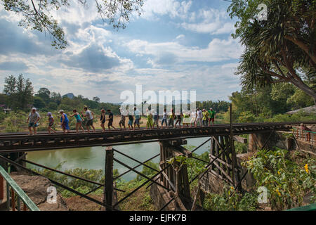 I turisti a piedi sul Tham Krasae Bridge, sito della Birmania Ferrovia della Morte nei pressi di Kanchanaburi, Thailandia Foto Stock