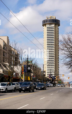 Vista ovest lungo Robson Street verso la 190's era Empire Landmark Hotel, precedentemente noto come lo Sheraton Hotel di riferimento nel centro cittadino di Vancouver, BC, Canada Foto Stock