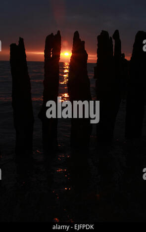 Meteo . . Heacham, West NORFOLK REGNO UNITO . . 23.03.2015 una tranquilla serata al tramonto in Heacham, West Norfolk, come il cielo diventa di colore arancione. © Paul Marriott fotografia. Foto Stock