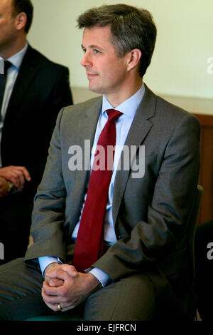 Tokyo, Giappone. 26 marzo, 2015. Sua Altezza Reale il Principe ereditario Frederik André Henrik Christian partecipa a un evento locale con i bambini nel giardino giapponese tradizionale del Asakura casa famiglia per aiutare ad aumentare la consapevolezza circa il bullismo a scuola il 26 marzo 2015, Tokyo, Giappone. La Danish Crown Prince giovane sono in Giappone per tre giorni, a promuovere il territorio danese della Groenlandia, compreso il turismo e la cultura e i prodotti, in Giappone. Credito: Aflo Co. Ltd./Alamy Live News Foto Stock