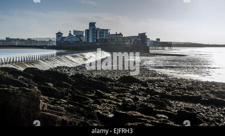 La strada rialzata che attraversa il lago marino a Knightstone Isola, Weston-super-Mare, North Somerset, Inghilterra. Foto Stock