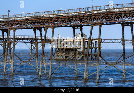 I derelitti resti di Birnbeck Pier in Weston-super-Mare, il molo solo nel Regno Unito per collegare un'isola con la terraferma Foto Stock