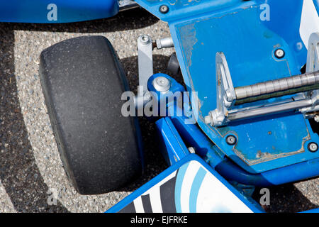 Macchina kart prima della partenza sul circuito. Dettaglio della ruota Foto Stock