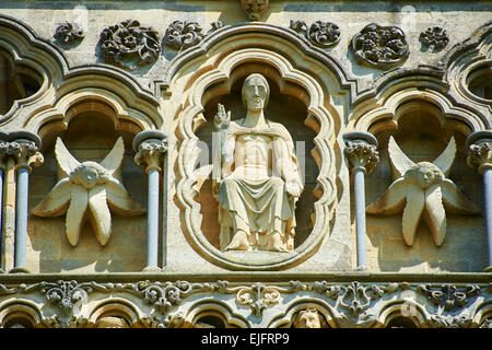 Cristo Pantocratore statua sulla i pozzi medievale Cattedrale costruita nei primi inglese in stile gotico, Wells Somerset, Inghilterra Foto Stock