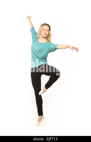 Giovane bellissima ballerina in posa su uno sfondo per studio Foto Stock