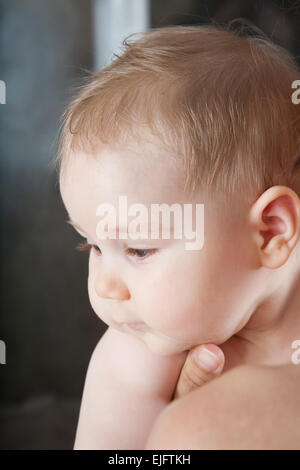 Ritratto di otto mesi di età bionda bella carino faccia bambino nelle mani di Madre Foto Stock