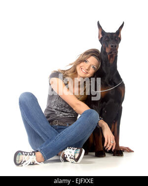 Giovane donna con il nero dobermann cane, isolato su bianco Foto Stock