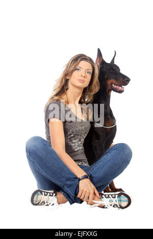 Giovane donna con il nero dobermann cane, isolato su bianco Foto Stock