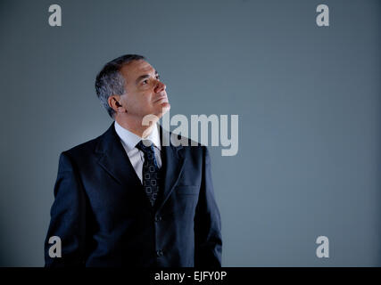 Vecchio coinvolti business man pensare e attivo Foto Stock
