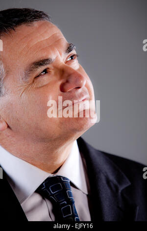 Vecchio coinvolti business man pensare e attivo Foto Stock