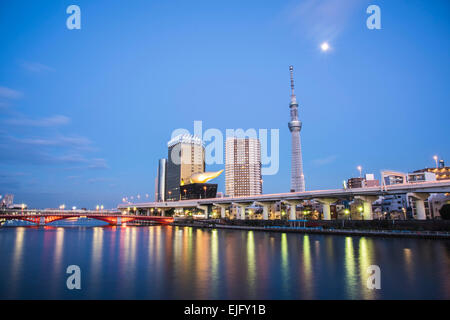 Scena notturna,ponte Azumabashi e Tokyo Skytree,Sumida River,Tokyo Giappone Foto Stock