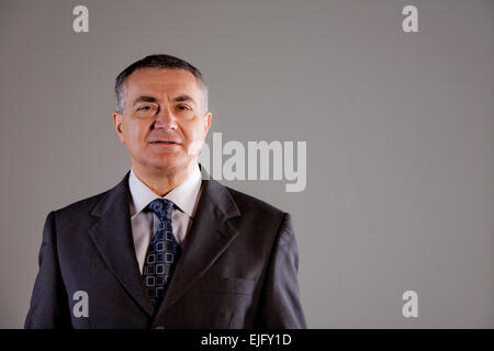 Vecchio coinvolti business man pensare e attivo Foto Stock