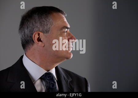 Vecchio coinvolti business man pensare e attivo Foto Stock