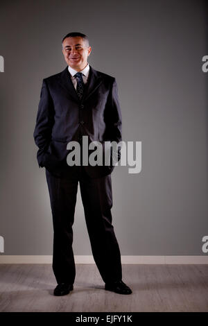 Vecchio coinvolti business man pensare e attivo Foto Stock