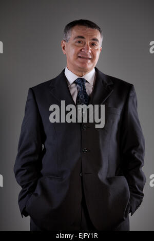 Vecchio coinvolti business man pensare e attivo Foto Stock