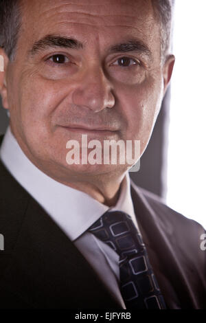 Vecchio coinvolti business man pensare e attivo Foto Stock