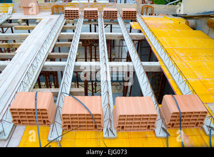 Soletta in laterocemento "' con fasci di elettro-metal torre fondelli in mattoni soffocati dal vibrare a getto di calcestruzzo e mattoni eleme Foto Stock