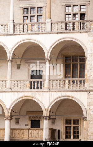 Cortile del il Castello Reale di Wawel sul colle di Wawel, Cracovia in Polonia nel mese di settembre - close up dettaglio Foto Stock