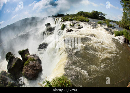 Argentina, Iguazu Falls, acqua che fluisce oltre San Martin, Mbigua e Bernabe Mendez cascate, fish eye Foto Stock