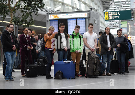 Duesseldorf, Germania. 26 Mar, 2015. Visitatori stand per un minuto di silenzio all'aeroporto di Duesseldorf, Germania, 26 marzo 2015. A Germanwings Aribus A320 si è schiantato nelle Alpi francesi il 24 marzo 2015. Foto: MAJA HITIJ/dpa/Alamy Live News Foto Stock