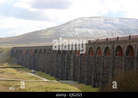 Classe 66 locomotiva diesel con carbone treno incrocio viadotto Ribblehead a stabilirsi a Carlisle linea ferroviaria. Foto Stock