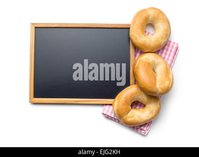 Chalkboard e bagel su sfondo bianco Foto Stock