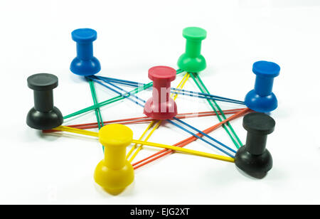 Spingere i pin bloccati su una superficie bianca e collegati attraverso colorate bande di gomma Foto Stock