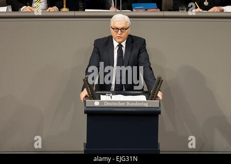 Berlino, Germania. 26 marzo, 2015. 97ª sessione del Bundestag tedesco - consultazione del governo federale tedesco per gli accordi di associazione tra la Comunità europea e l'Ucraina, la Georgia e la Repubblica di Moldova, al Bundestag il 26 marzo 2015 a Berlino Germania. /Immagine: Frank-Walter Steinmeier (SPD), il Ministro degli esteri tedesco,durante il suo discorso al Bundestag. Credito: Reynaldo Chaib Paganelli/Alamy Live News Foto Stock