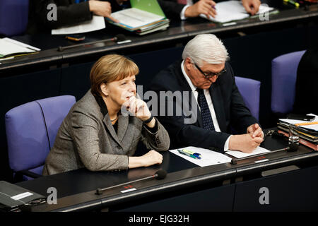 Berlino, Germania. 26 marzo, 2015. 97ª sessione del Bundestag tedesco - consultazione del governo federale tedesco per gli accordi di associazione tra la Comunità europea e l'Ucraina, la Georgia e la Repubblica di Moldova, al Bundestag il 26 marzo 2015 a Berlino Germania. /Immagine: il Cancelliere tedesco Angela Merkel parlando con Frank-Walter Steinmeier (SPD), il Ministro degli esteri tedesco, al Bundestag. Credito: Reynaldo Chaib Paganelli/Alamy Live News Foto Stock