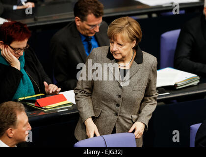 Berlino, Germania. 26 marzo, 2015. 97ª sessione del Bundestag tedesco - consultazione del governo federale tedesco per gli accordi di associazione tra la Comunità europea e l'Ucraina, la Georgia e la Repubblica di Moldova, al Bundestag il 26 marzo 2015 a Berlino Germania. /Immagine: il Cancelliere tedesco Angela Merkel. Credito: Reynaldo Chaib Paganelli/Alamy Live News Foto Stock