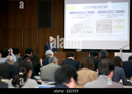 Tokyo, Giappone. 26 marzo, 2015. Kazuhiro Tsuga, presidente della Panasonic Corporation, partecipa a una conferenza stampa per annunciare la politica commerciale della società per il prossimo anno fiscale presso la sua sede nel centro cittadino di Tokyo il 26 marzo 2015. Panasonic ha annunciato che intende incrementare il suo bersaglio utile operativo da 350 miliardi di yen, nell'esercizio conclusosi il 31 marzo a 430 miliardi di yen nel prossimo anno fiscale. Credito: Rodrigo Reyes Marin/AFLO/Alamy Live News Foto Stock