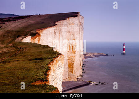 Beachy Head and Beachy Head Lighthouse vicino a Eastbourne, Sussex, Regno Unito Foto Stock