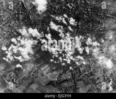 Campagna di bombardamenti del 1944. American B-17 e B-24 attacco aereo ferrovia scali di smistamento nei pressi di Osnabruck, Germania Foto Stock