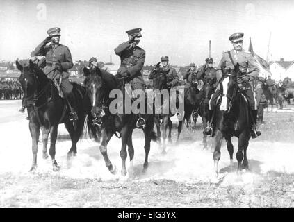 CARL MANNERHEIM (1867-1951) finlandese maresciallo di campo a destra con il generale Osterman a sinistra e Ohqvist generale circa 1938 Foto Stock