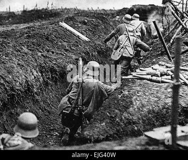 Il tedesco STORMTROOPERS vicino a Sedan nel maggio 1917. Nota pila di stock granate a destra che verrebbero portati in borsa ha espulso oltre la spalla del soldato accanto a loro. Foto Stock