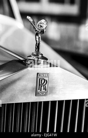 Close up battenti Lady emblema sul cofano del motore di un'annata Rolls Royce con cromo brillante Foto Stock