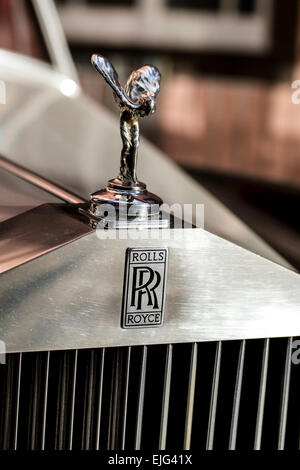 Close up battenti Lady emblema sul cofano del motore di un'annata Rolls Royce con cromo brillante Foto Stock