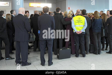 Duesseldorf, Germania. 26 Mar, 2015. Lufthansa e Germanwings dipendenti riposare per un minuto di silenzio per le vittime del crash all'aeroporto di Duesseldorf, Germania, 26 marzo 2015. A Germanwings Aribus A320 si è schiantato nelle Alpi francesi il 24 marzo 2015. Foto: CAROLINE SEIDEL/dpa/Alamy Live News Foto Stock