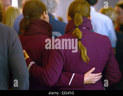 Duesseldorf, Germania. 26 Mar, 2015. Lufthansa e Germanwings dipendenti riposare per un minuto di silenzio per le vittime del crash all'aeroporto di Duesseldorf, Germania, 26 marzo 2015. A Germanwings Aribus A320 si è schiantato nelle Alpi francesi il 24 marzo 2015. Foto: CAROLINE SEIDEL/dpa/Alamy Live News Foto Stock