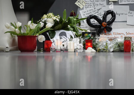 Duesseldorf, Germania. 26 Mar, 2015. Fiori, candele e carte per le vittime del crash Germanwings visto in aeroporto a Duesseldorf in Germania, 26 marzo 2015. A Germanwings Aribus A320 si è schiantato nelle Alpi francesi il 24 marzo 2015. Foto: MAJA HITIJ/dpa/Alamy Live News Foto Stock