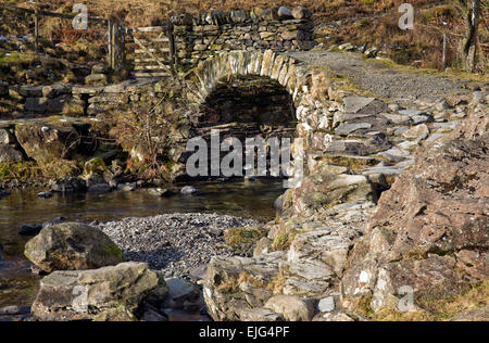 Alta Svezia Bridge un antico ponte Packhorse su Scandale Beck in inverno Parco Nazionale del Distretto dei Laghi Cumbria Inghilterra Regno Foto Stock